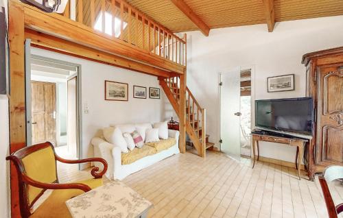 un salon avec un canapé et une télévision dans l'établissement Amazing Home In Saint-Georges-De-Didon, à Saint-Georges-de-Didonne