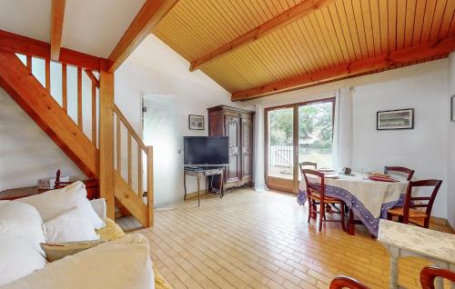 un salon avec une table et une télévision dans l'établissement Amazing Home In Saint-Georges-De-Didon, à Saint-Georges-de-Didonne