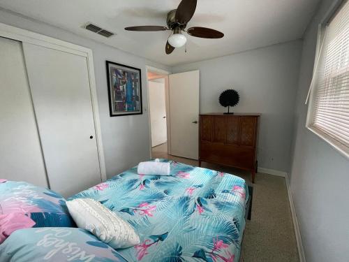- une chambre avec un lit et un ventilateur de plafond dans l'établissement Chazz Doorway, à Homosassa