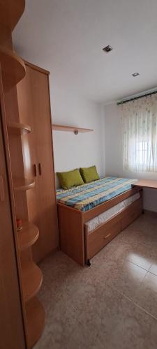 Un pat sau paturi într-o cameră la Apartamento céntrico Con todos los servicios