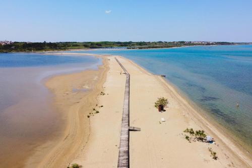 an aerial view of a beach in the ocean at Apartment Wali in Nin