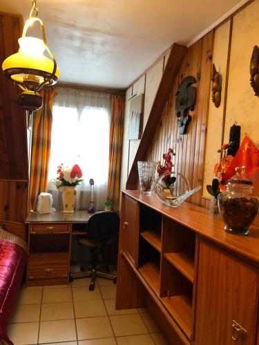 une pièce avec un bureau et un deskablish dans l'établissement Yufan, à La Ville-du-Bois