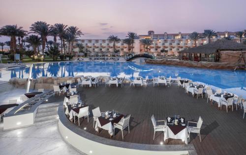 La alberca dentro o cerca de Pyramisa Beach Resort Sahl Hasheesh