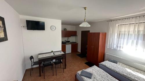 pequeña sala de estar con mesa y cocina en ADUSIÓWKA, en Stronie Śląskie