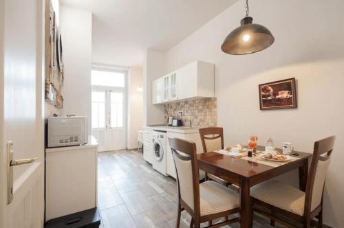 Standard Apartment by Hi5-Classic Home 253 1075 Budapest, 24 Wesselényi utca kép - 3