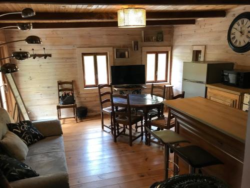 Una televisión o centro de entretenimiento en Gîte Le Cabanon