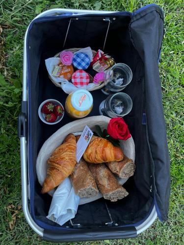 a lunch box with bread and croissants and other foods at ROULOTTE NATIRAA in Tarascon