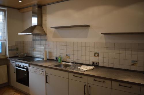 Il comprend une cuisine équipée d'un évier et d'une cuisinière. dans l'établissement Ferienwohnung Rhönmarkt, à Ostheim