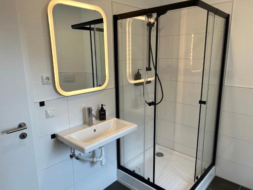 a bathroom with a sink and a shower at Wohnung über Restaurant in Alsdorf