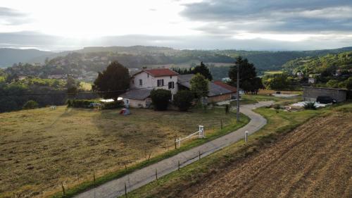 una casa en la cima de una colina con una carretera en Les Petites Bulles de Massier en Vienne