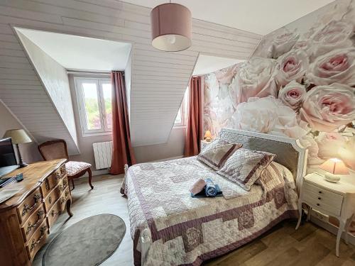 Saint-Pierre-de-PlesguenにあるLes Hortensiasのベッドルーム1室(壁にバラのベッド1台付)