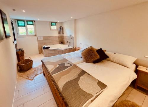 A seating area at Chalet JOLUKSI - with spa tub
