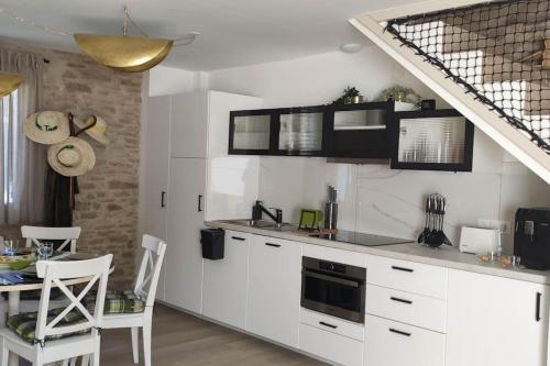 Una cocina o cocineta en Jacuzzi au Lemon Tree et charme des pierres dorées