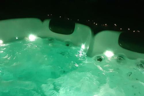 Galería fotográfica de Jacuzzi au Lemon Tree et charme des pierres dorées en Panossas