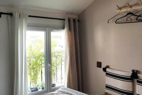 Una cama o camas en una habitación de Jacuzzi au Lemon Tree et charme des pierres dorées