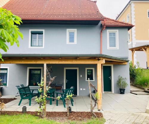 een blauw huis met een patio bij Das Ferienhaus-zurück zum Ursprung in Güssing