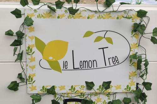 Un certificado, premio, letrero u otro documento en Jacuzzi au Lemon Tree et charme des pierres dorées