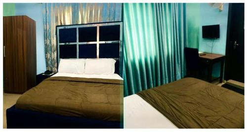 um quarto de hotel com uma cama e uma janela em THE GROOVE GUEST HOUSE em Lagos