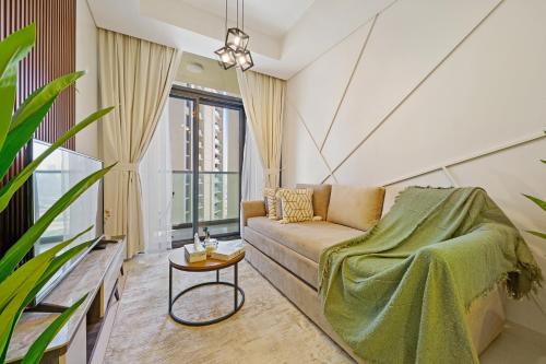 Chic 1-Bedroom with Pool Views Aykon City