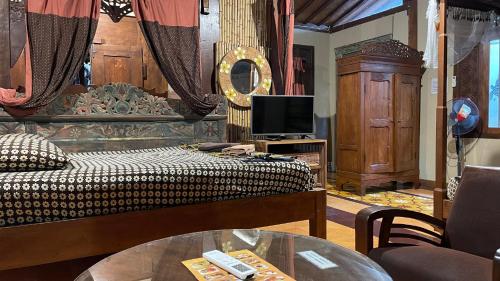 Телевизор и/или развлекательный центр в Bedhot Homestay