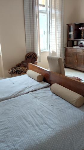 um quarto com uma cama com almofadas em Cosy em Vršac
