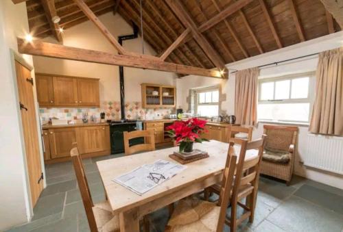 cocina grande con mesa de madera y sillas en Haytor Rocks, Dartmoor escape en Bovey Tracey