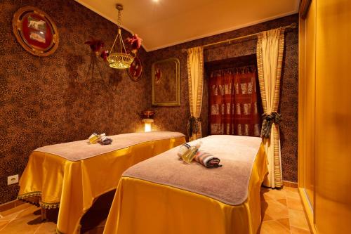 2 camas en una habitación con mesas amarillas en QUINTA DO MONTE DAS ABELHAS - La Vénus de Lisbonne en Calhandriz
