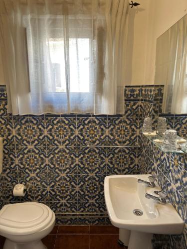 un baño con inodoro y lavabo en Casa do Poço, en Óbidos