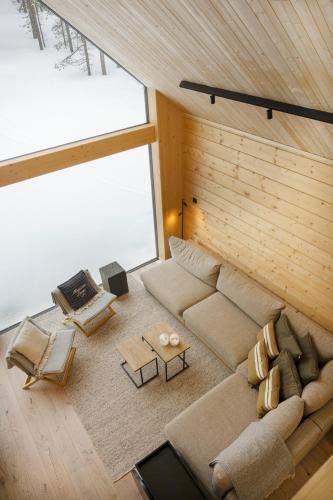 an overhead view of a living room with a couch and chairs at Kimmelvilla - Wilderness in your living room in Pyhätunturi