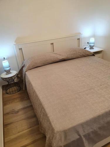 um quarto com uma cama com dois candeeiros em duas mesas em Sweet Home Francesco & Chiara em Chioggia