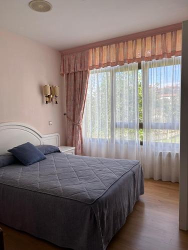 イスラにあるHospedaje de La Hozのベッドルーム1室(ベッド1台、大きな窓付)