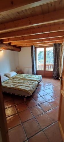 une chambre avec un lit dans une pièce dans l'établissement Tony gîte chelou, à Lanslevillard