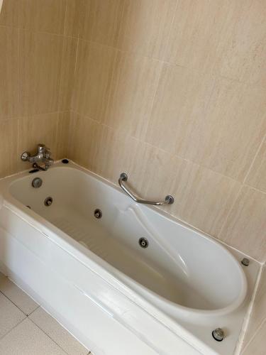 a large white bath tub in a bathroom at Hospedaje de La Hoz in Isla
