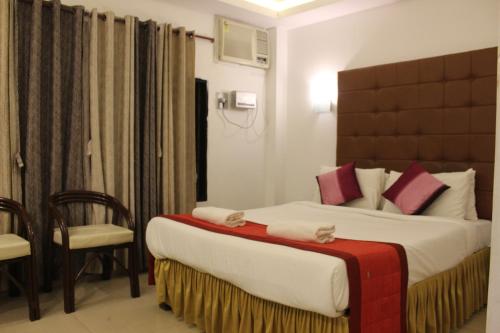 Posteľ alebo postele v izbe v ubytovaní Hotel Rhishabh
