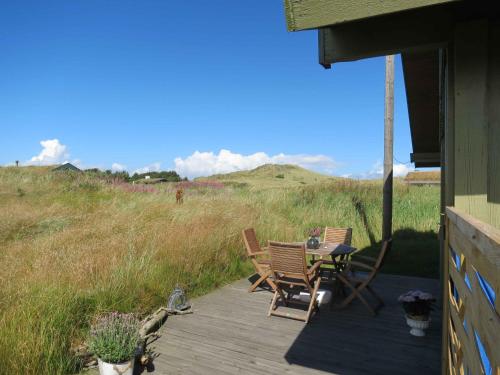 patio z 2 krzesłami i stołem na tarasie w obiekcie Scenic Holiday Home In Skagen, w mieście Skagen