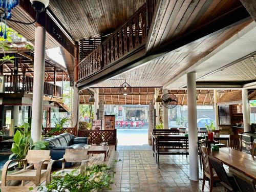 a living room with a couch and a table at Tony's Place Ayutthaya in Phra Nakhon Si Ayutthaya