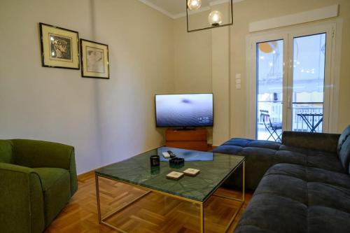 a living room with a couch and a tv at Luxury Modern 2 bed Elegance in Athens