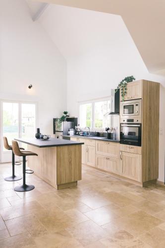 une cuisine avec des armoires en bois et un comptoir dans l'établissement L'original, à Joigny