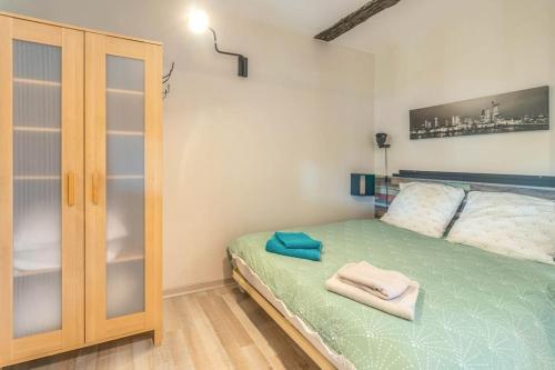 CharnèclesにあるGîte Le Clos d'Olon 4 étoiles avec piscineのタオルが敷かれたベッドのある寝室