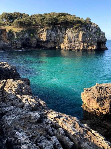 a large body of water next to a rocky cliff at Hospedaje de La Hoz in Isla