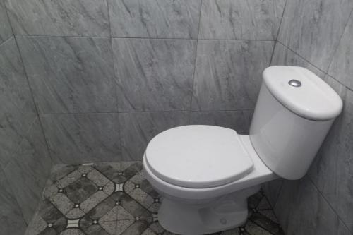 uma casa de banho com um WC branco num quarto em OYO 93900 Guest House Cinta Damai em Tegal