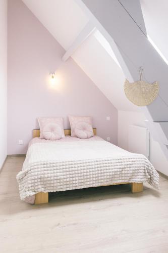 - une chambre blanche mansardée dans l'établissement L'original, à Joigny