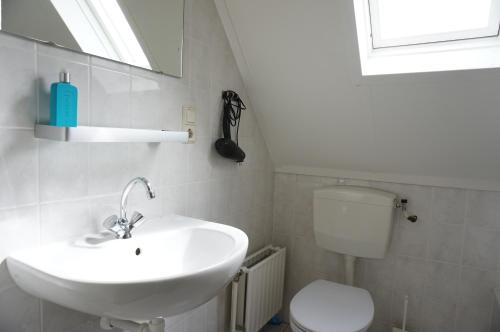 Koupelna v ubytování Kustverhuur, Park Schoneveld, Stern 240