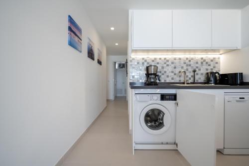 kuchnia z pralką i zlewem w obiekcie Pool Apartment Tamaran w mieście Playa del Ingles
