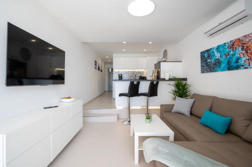 salon z kanapą i kuchnią w obiekcie Pool Apartment Tamaran w mieście Playa del Ingles