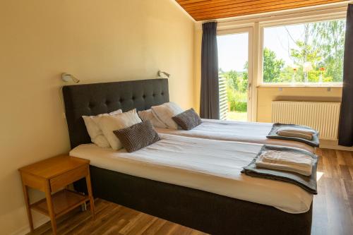 Postel nebo postele na pokoji v ubytování Breviken Golf & Hotell