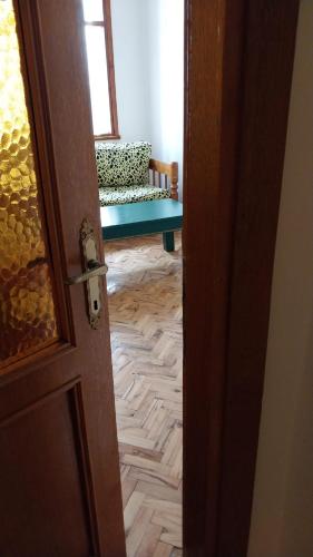 eine offene Tür zu einem Zimmer mit Holzboden in der Unterkunft Flat Kavisli in Istanbul