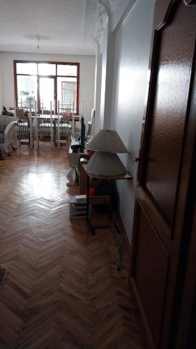 een kamer met een houten vloer en een deur bij Flat Kavisli in Istanbul