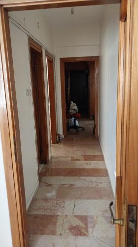 um corredor vazio de uma casa com piso em Flat Kavisli em Istambul
