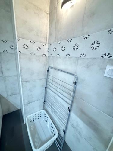 La petite salle de bains est pourvue d'une douche et de toilettes. dans l'établissement Appartement 6 personnes - lit King size - balnéo - wifi, au Puy-en-Velay